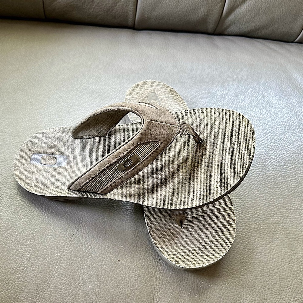 Men’s size 10 tan Oakley sandals